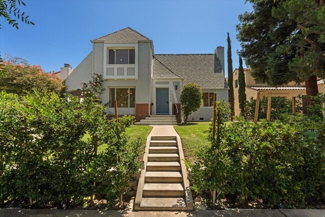 Building Photo - 4 Bed • 3 Bath • 2,135 Sq Ft (Main House) ...