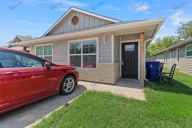 Photo - 806 N Broughton St