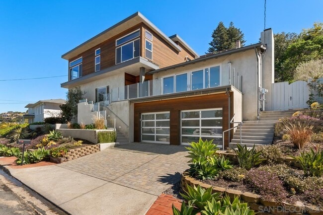 Photo - 923 Muirlands Vista Way