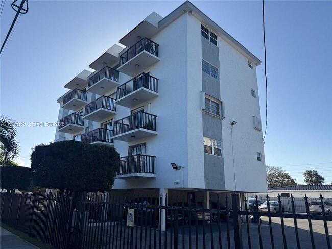 Building Photo - 2500 SW 6th St Unit 503