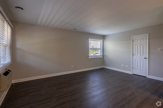 2BR, 1BA - 790SF - Dining Room, Living Room
