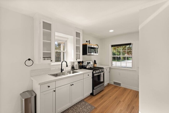 Photo - 611 E 260th St