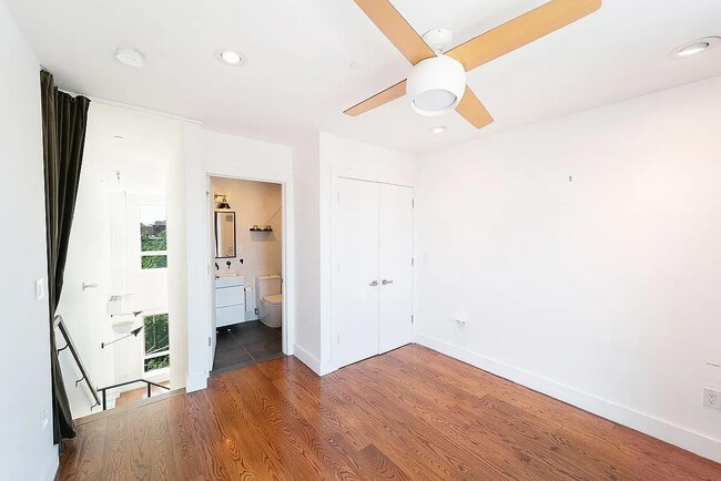 Building Photo - 299 Van Buren St