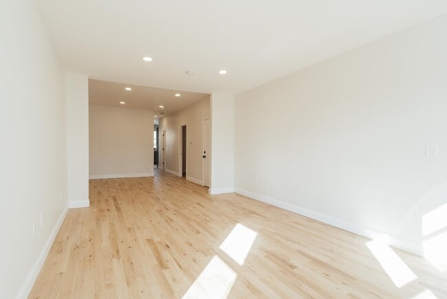 Photo - 27 W 52nd St