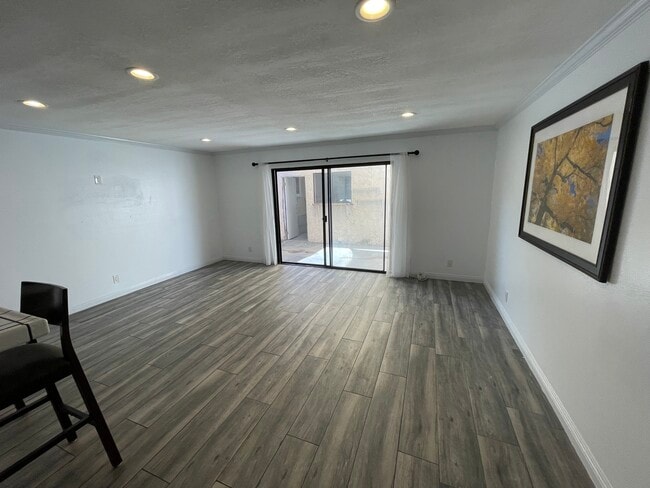 8211 Rosemead Blvd