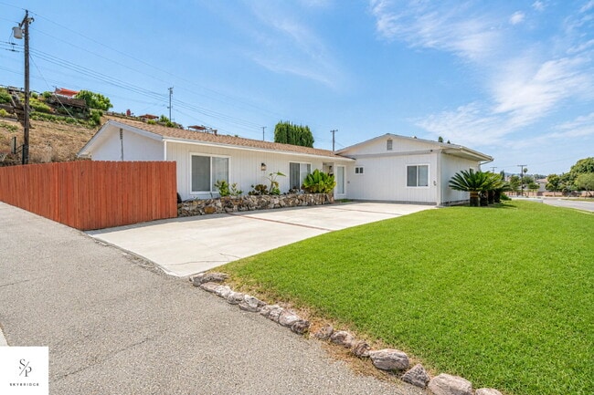 Furnished 5-Bedroom Home Near the 57 & 60 — Ideal for Roommates or Students