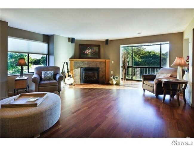 Building Photo - Green Lake Park Haven: Stunning 2-Bed Cond... Unit 301 Rental