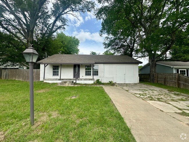 Building Photo - Available Now! Charming & Updated 3-Bedroo... Rental