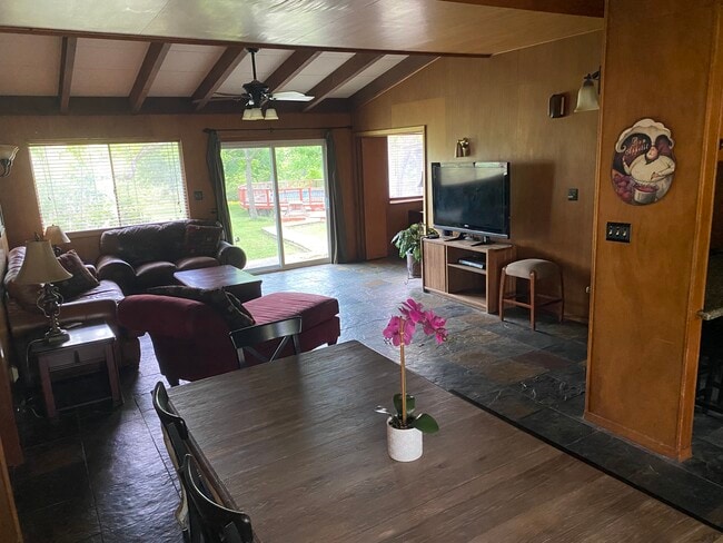 Photo - 513 W Oak Dr