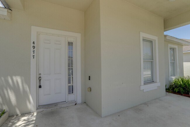 Photo - 4977 Pall Mall St W