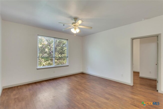 Photo - 1011 N LBJ Dr Unit 101