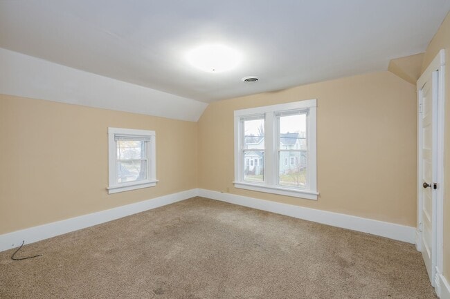 Building Photo - 355 Doty St Unit 355 1/2