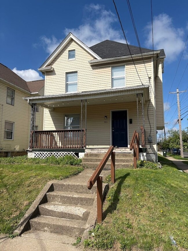 Building Photo - Three bedroom one bathroom home for rent