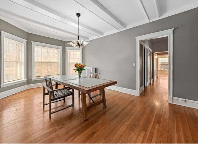 Photo - 1067 W Balmoral Ave