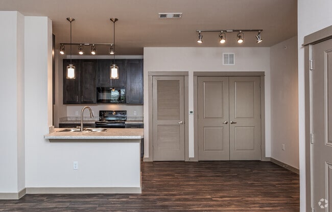 1BR, 1BA - 776SF Kitchen & Dining