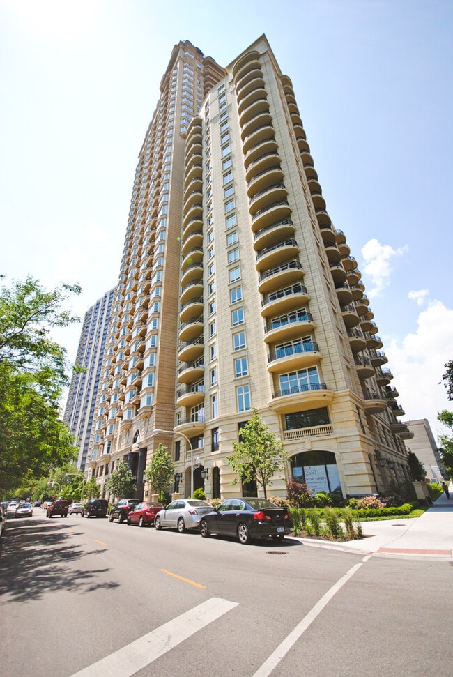 Building Photo - 2550 N Lakeview Ave Unit N803