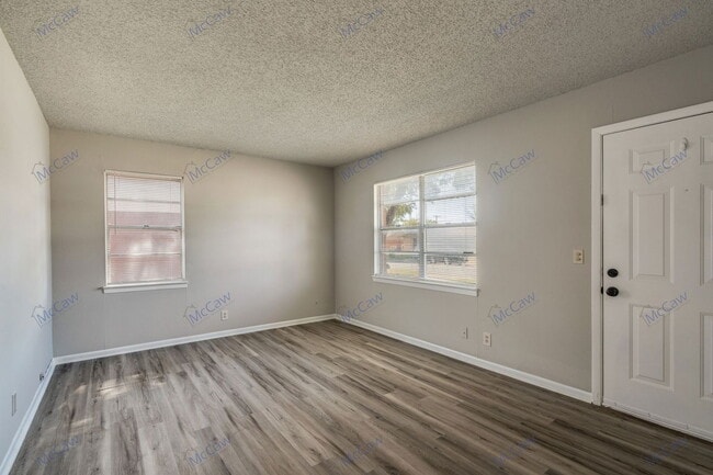 Photo - 1411 Phoenix Dr