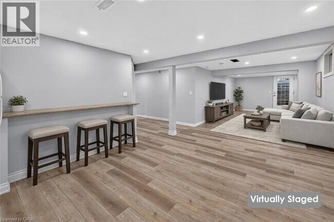 Photo - 214 Main St E