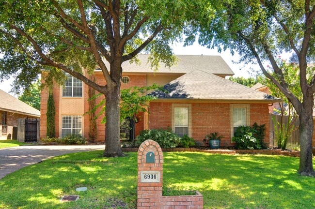 Building Photo - 3 Bedroom Home - Ridglea Country Club Estates