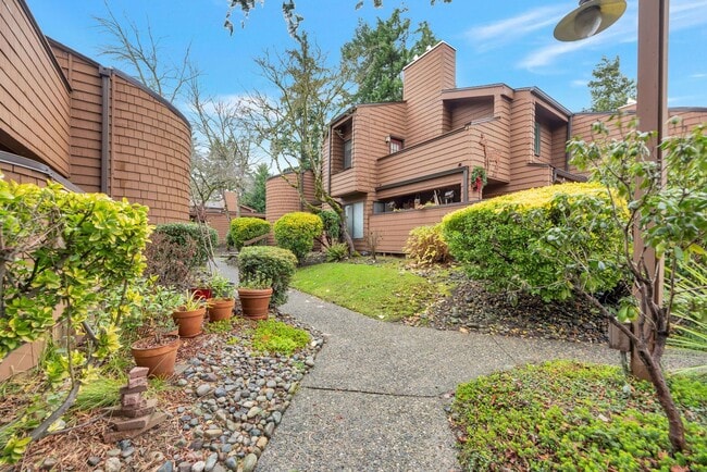 Building Photo - Great 1bed 1bath Location in Kirkland! Next to Village at Totem Lake Mall Unit 11