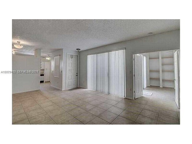 Photo - 960 Corkwood St