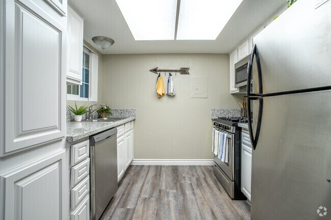 2BR, 2BA - 810SF - Kitchen