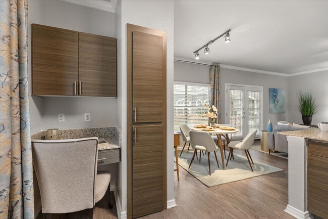 2BD, 2BA - 1,185SF - Built In Desk