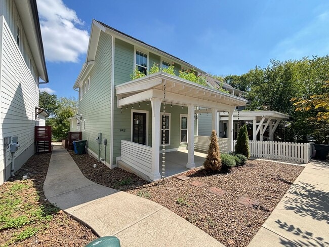 942 S College Ave