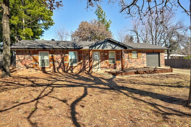 Photo - Stunning home in Choctaw with 3 bedrooms and 1.5 bathrooms!