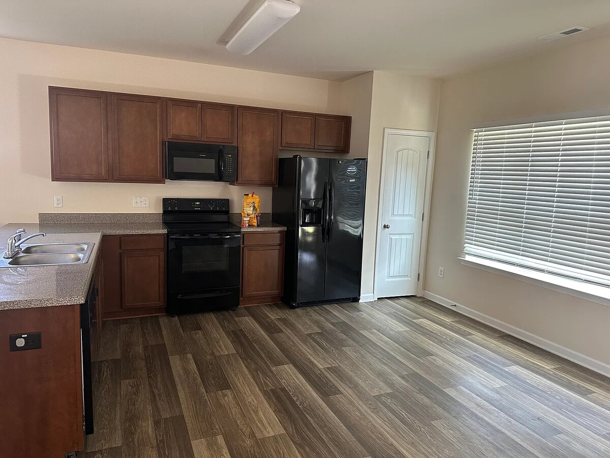 Photo - 100 N Rose Hill Dr