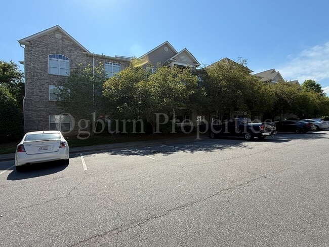 Building Photo - 2BR/2BA Condo, Convenient to University Pkwy & Hwy 52