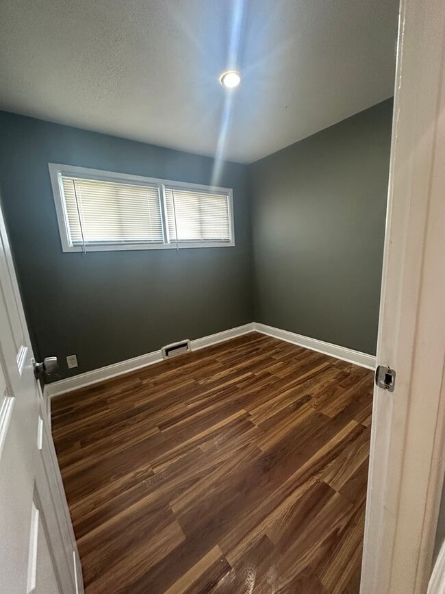Photo - 6904 Longview Rd