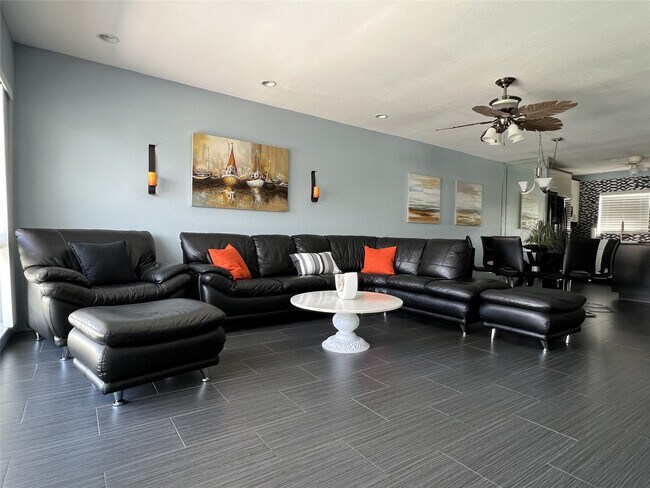 Photo - 999 N Riverside Dr Unidad 9