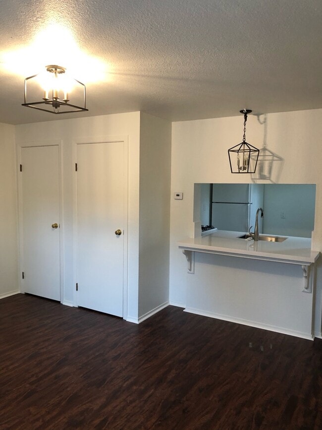 Sala de estar - 411 W Dana St Unidad B