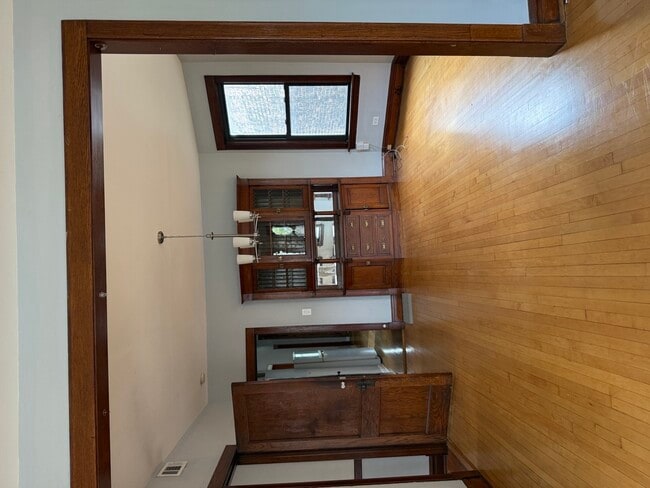 Building Photo - 2725 N Francisco Ave Unit 2