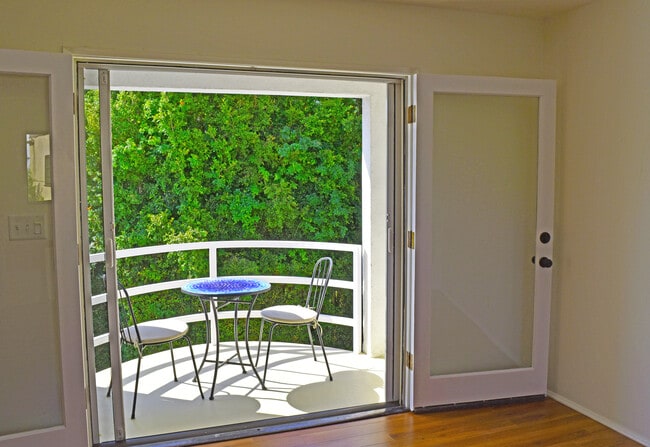 Balcony w/french doors/screens - 2330 Malcolm Ave Unit #unique studio