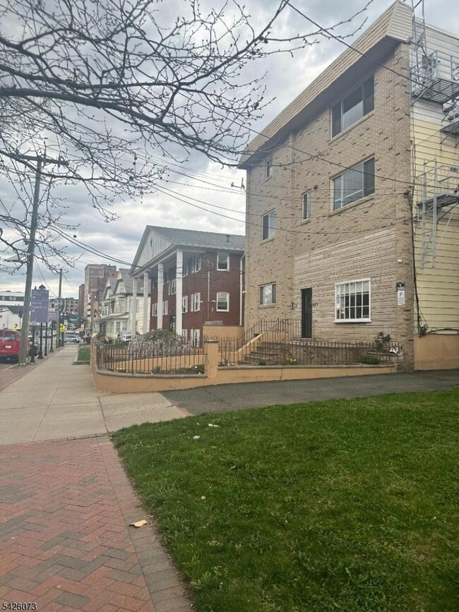 Photo - 1075 E Jersey St