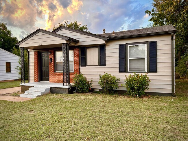 Photo - 213 W 7th St