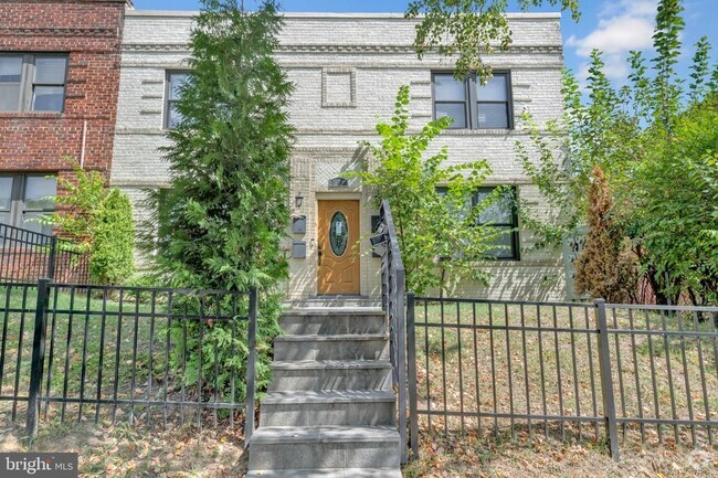 Building Photo - 833 19th St NE Unit 2 Rental