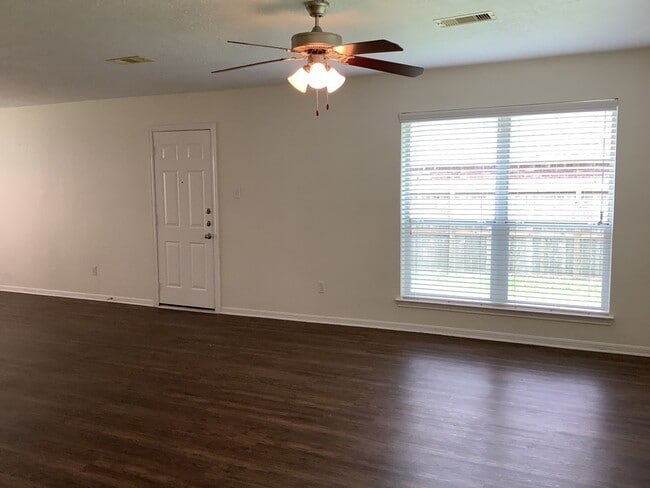 Building Photo - 13049 Skyline Dr