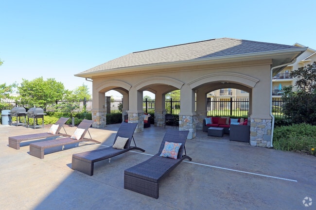 Pool-Side Cabana - Bixby's luxury apartment