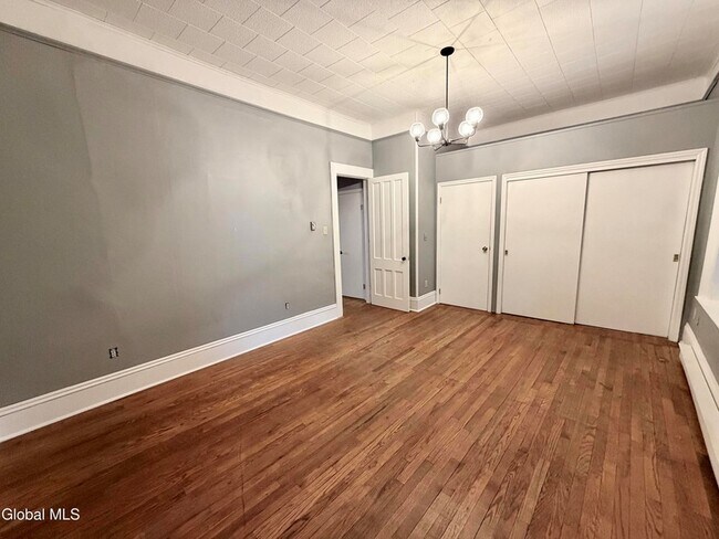 10 W Main St