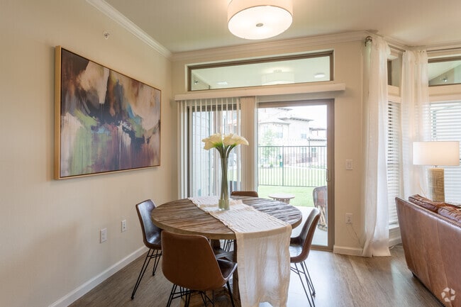 1 BR, 1 BA 785 SF
