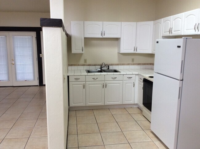 Photo - 2 Bdrm/1Ba Duplex, A/C, washer & dryer Centrally located
