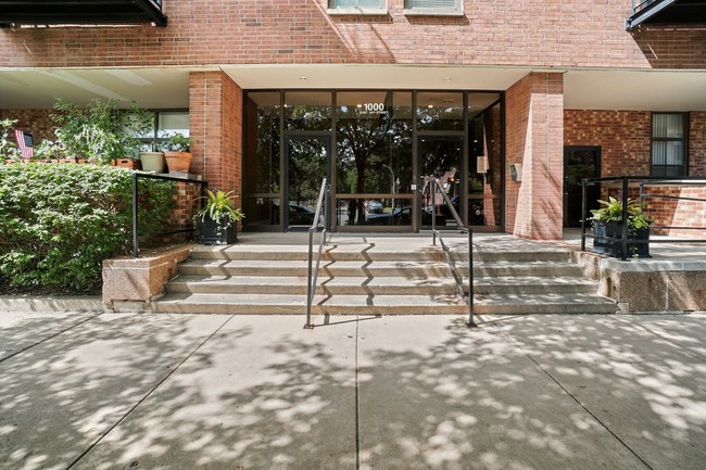 Photo - 1000 E 53rd St Condo