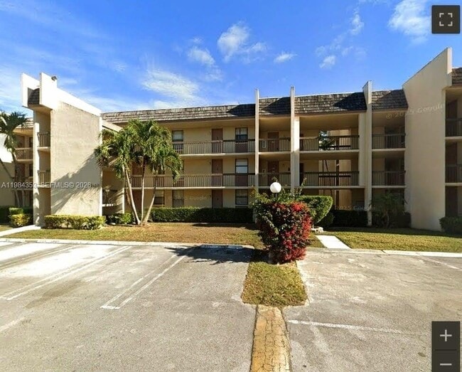 Building Photo - 8429 Forest Hills Dr Unit 305