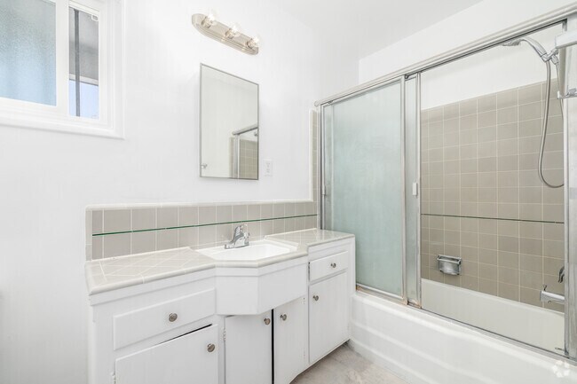 2 habitaciones, 1 baño - 950 pies cuadrados - Baño