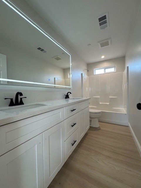 Master bathroom with double sink - 2205 Golden Star Ct