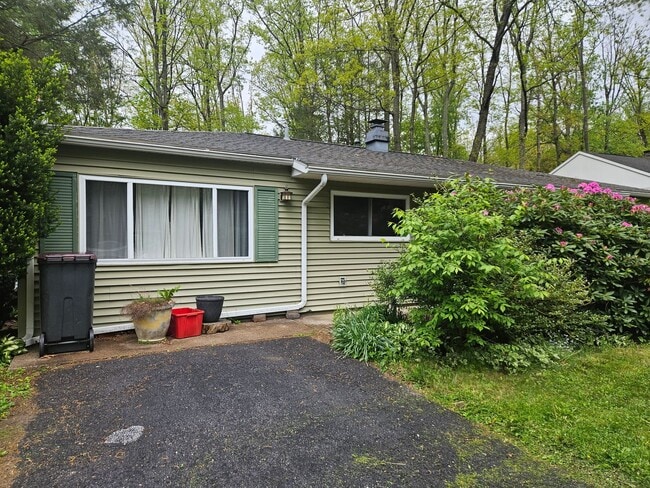 Building Photo - 3 Bedroom House Available July 15, 2026
