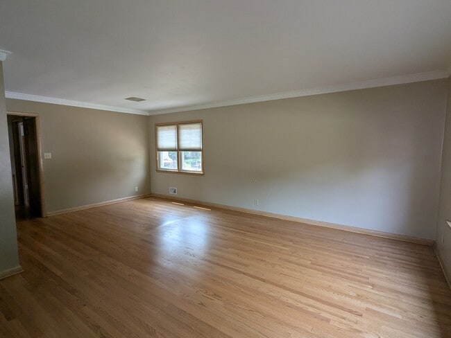 Building Photo - 8833 W Hawthorne Ave Unit Lower